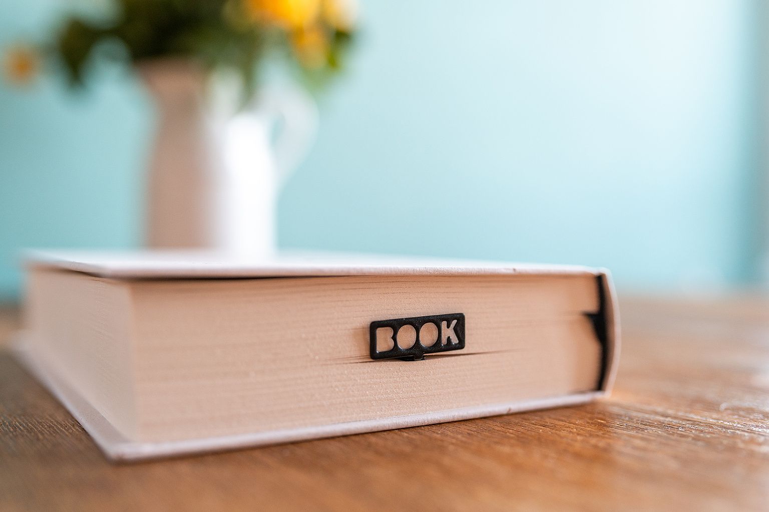 Kovová_záložka_BOOK_s_provázkem_02